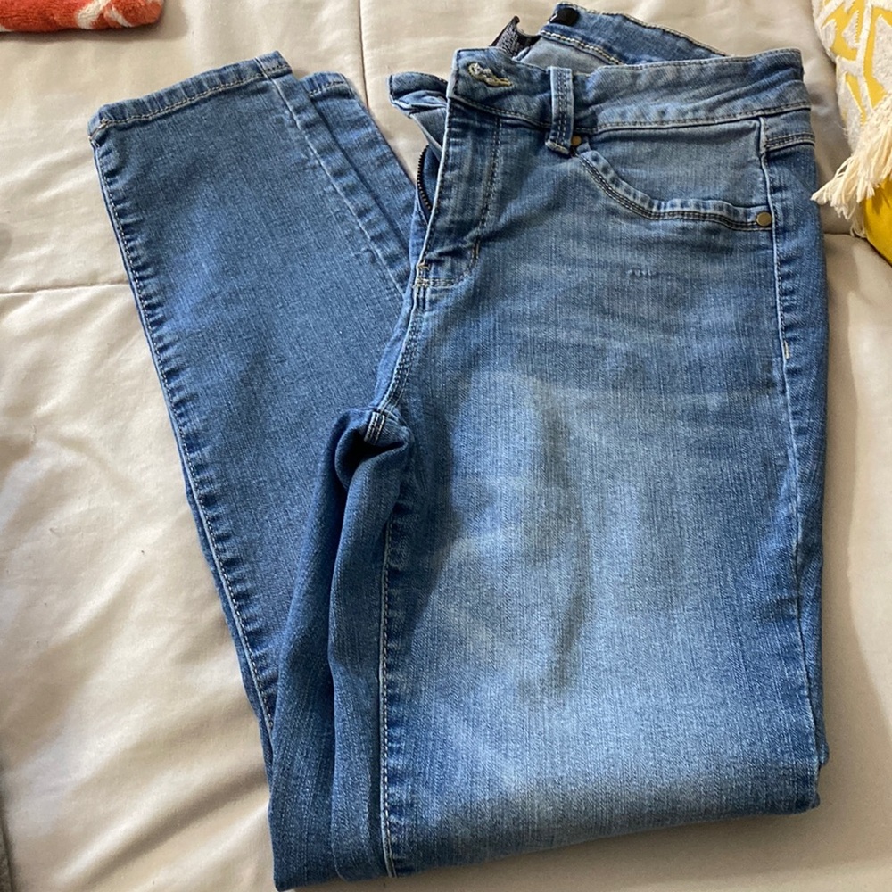 d. Jeans light denim